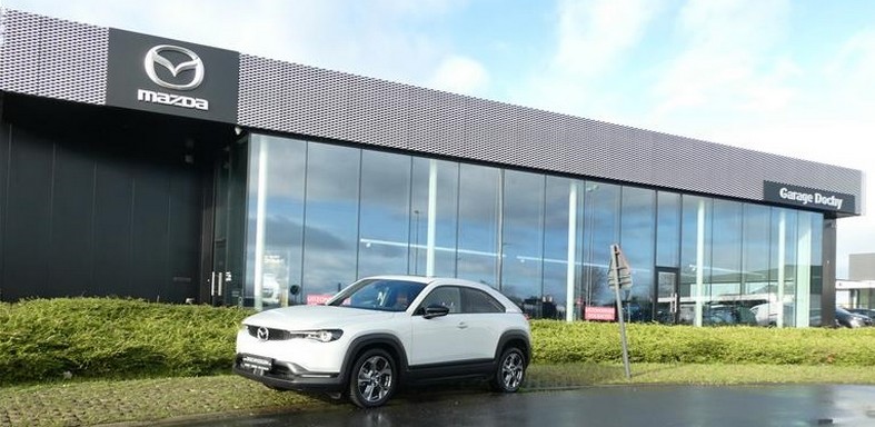 Jonge elektrische directiewagen kopen met garantie bij garage Dochy Izegem Ontdek deze jonge directiewagen Mazda MX30 nu bij Garage Dochy Izegem