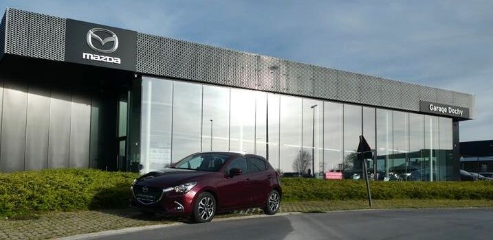 Tweedehands Mazda 2 deep crimson tweedehands benzine 90pk kopen bij Garage Dochy Izegem Mooie tweedehands benzine 90pk kopen met garantie bij Garage Dochy Izegem