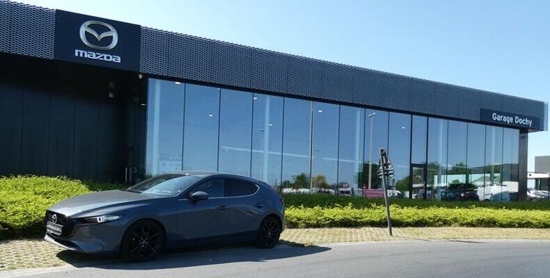 Mazda 3 M-Hybride tweedehands benzine Polymetal Grey kopen bij Garage Dochy Izegem M-Hybride Mazda 3 benzine tweedehands kopen bij Garage Dochy Izegem
