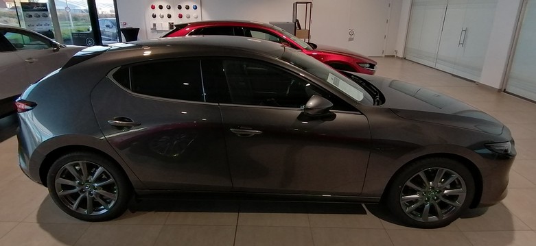 Mazda 3 Machine Grey stockwagen met autosalon korting kopen bij Garage Dochy Stockwagen Mazda 3 Hakone benzine Machine Grey kopen bij Garage Dochy Izegem