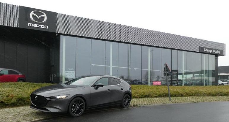 Sportieve Mazda 3 demonstratie wagen nieuw 2024 kopen bij Garage Dochy Izegem