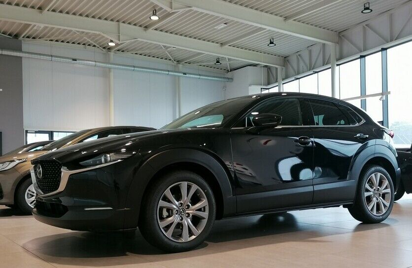 Mazda CX-30 Jet Black Mica Hakone stockwagen in automaat kopen bij Garage Dochy Izegem Stockwagen Mazda CX-30 Hakone Jet Black Mica kopen bij Garage Dochy Izegem