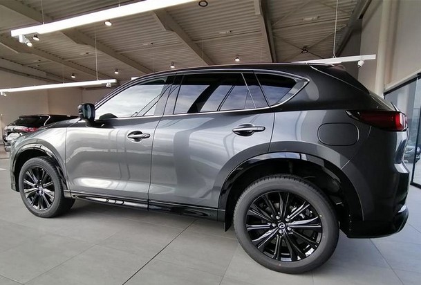 Mazda CX5 Homura automaat Machine Grey stockwagen met salonkorting kopen bij Garage Dochy Izegem Mazda CX5 Homura automaat stockwagen kopen met salonkorting bij Garage Dochy Izegem