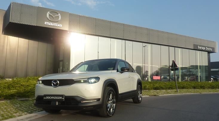 Volledig elektrische Mazda MX-30 tweedehands directiewagen 3 tone Ceramic White kopen bij Garage Dochy Uitzonderlijke korting op de volledig elektrische Mazda MX30 Ceramic White bij Garage Dochy Izegem