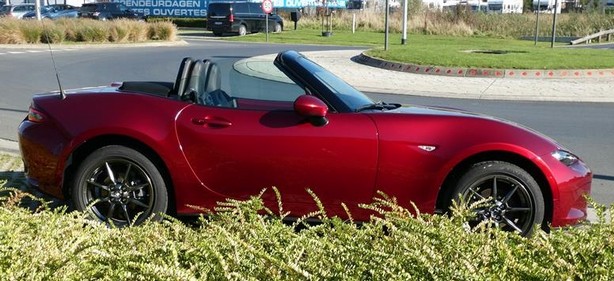 Tweedehands Roadster Mazda MX-5 met garantie kopen bij Garage Dochy Izegem Knappe cabriolet Mazda MX-5 tweedehands Soul Red kopen bij Garage Dochy Izegem